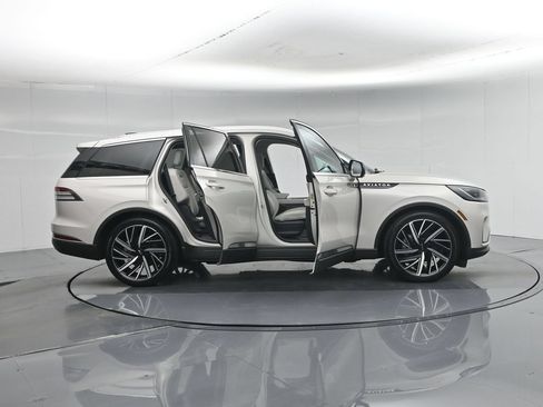 Used 2025 Lincoln Aviator Reserve w/ Equipment Group 201A AWD/4WD image 4