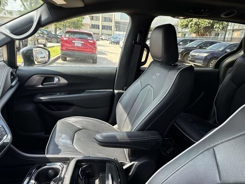Used 2023 Chrysler Pacifica Limited w/ S Appearance Package FWD image 16