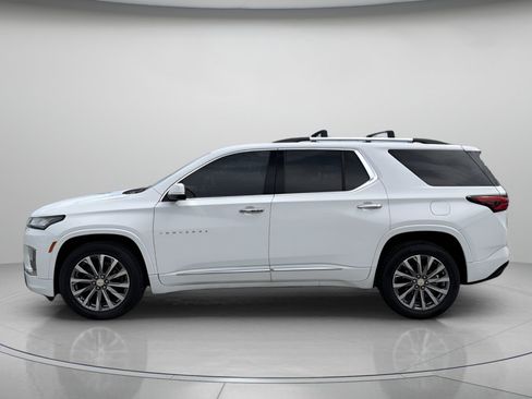Used 2023 Chevrolet Traverse Premier FWD image 5