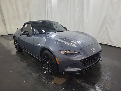 Used 2022 MAZDA MX-5 Miata Club RWD image 2