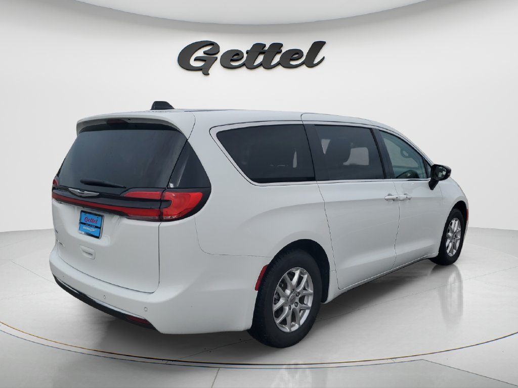 Used 2024 Chrysler Pacifica Touring-L FWD image 5