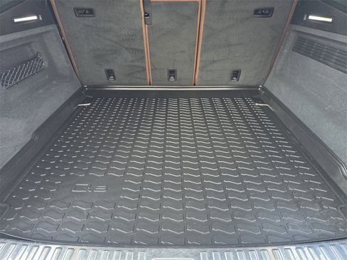 Used 2022 Audi Q8 Premium image 23