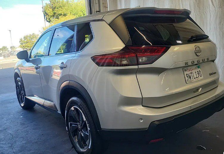Used 2024 Nissan Rogue SV AWD/4WD image 2