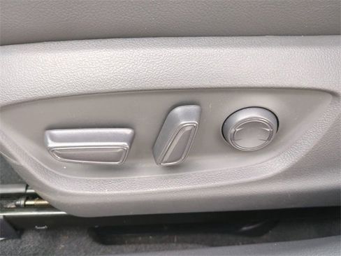 Used 2020 Toyota Camry XLE image 21