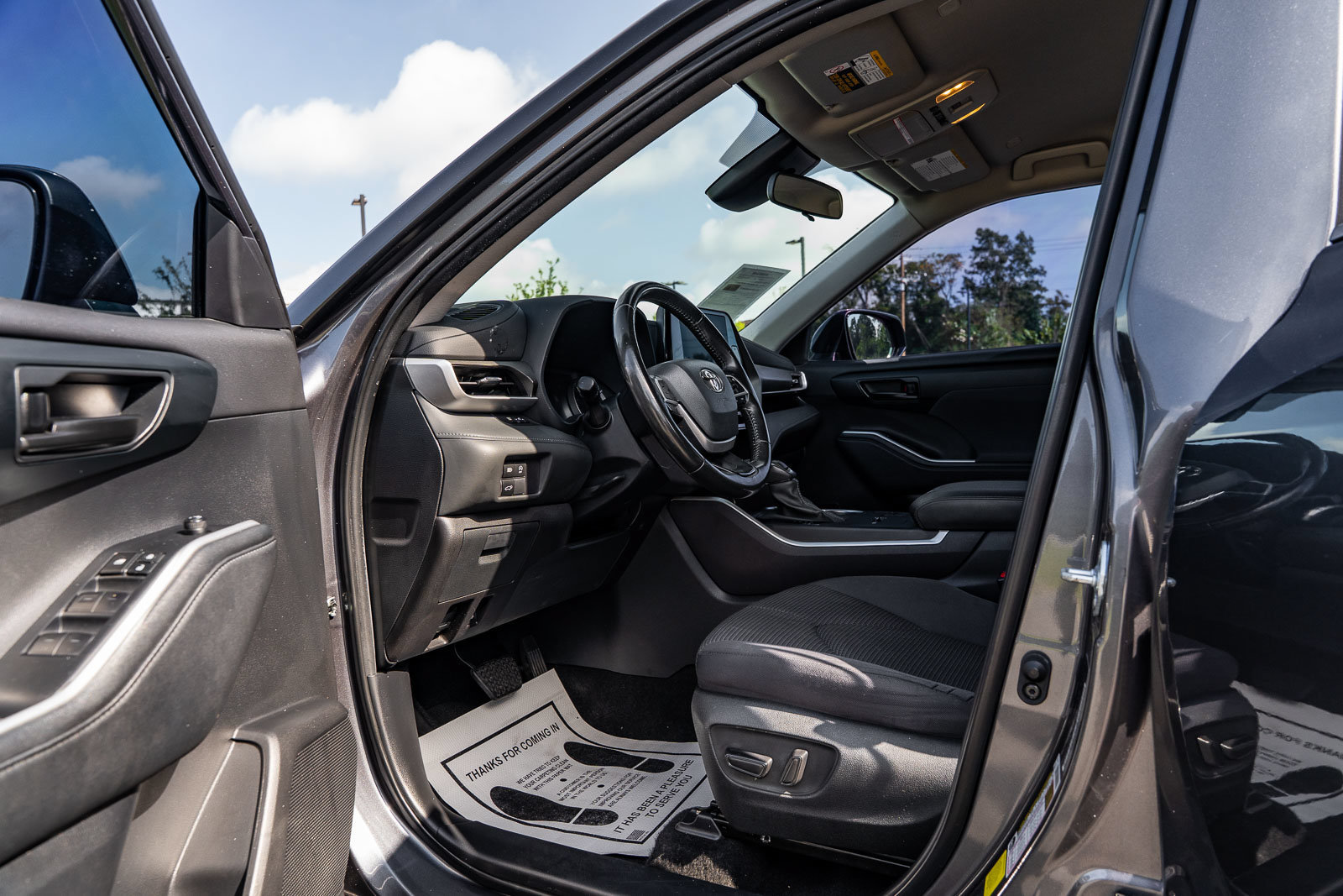 Used 2024 Toyota Highlander LE FWD image 18