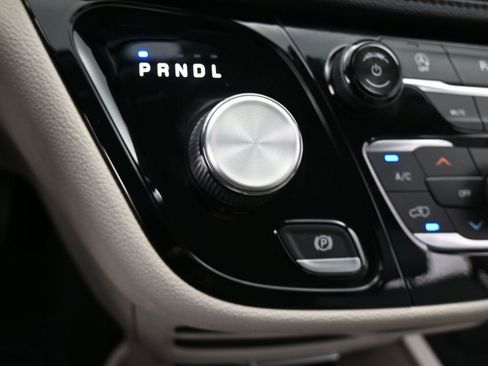 Used 2019 Chrysler Pacifica Limited image 29