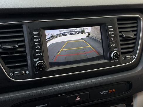 Used 2021 Kia Sedona LX FWD image 18