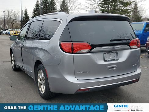 Used 2019 Chrysler Pacifica Limited image 3