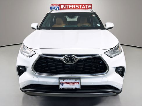 Certified 2024 Toyota Highlander Platinum AWD/4WD image 2