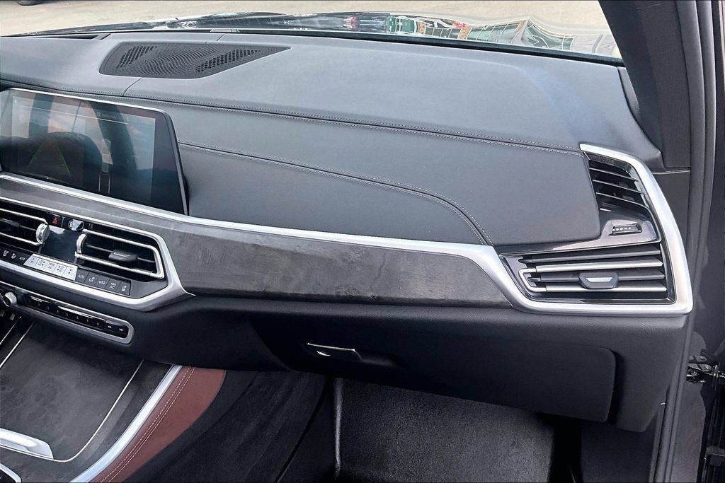 Used 2022 BMW X5 xDrive40i w/ M Sport Package AWD/4WD image 17