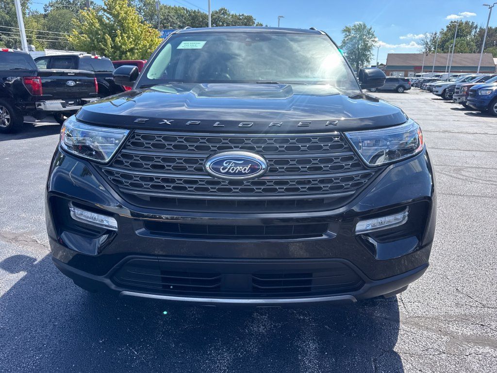 Used 2024 Ford Explorer XLT w/ Equipment Group 202A AWD/4WD image 3
