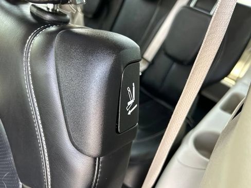 Used 2024 Chrysler Pacifica Touring-L FWD image 39