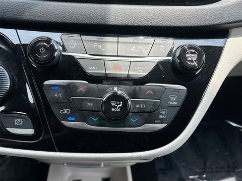 Used 2023 Chrysler Pacifica Touring-L FWD image 15