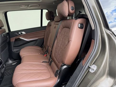 Used 2025 BMW X7 xDrive40i w/ Climate Comfort Package image 11