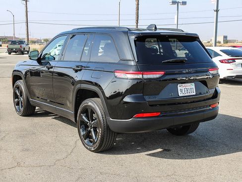 Used 2024 Jeep Grand Cherokee Altitude AWD/4WD image 8