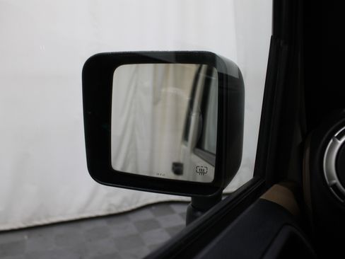 Used 2018 Jeep Wrangler Unlimited Sahara image 9