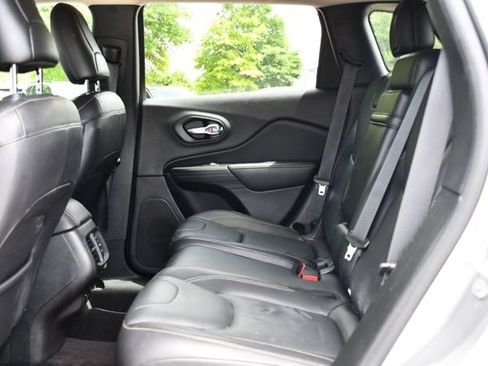 Used 2017 Jeep Cherokee Limited FWD image 19
