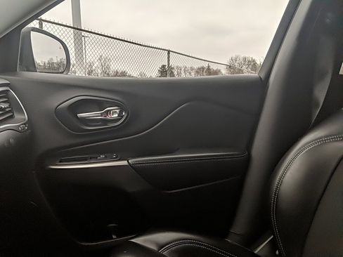 Used 2019 Jeep Cherokee Latitude Plus w/ Trailer Tow Group image 18