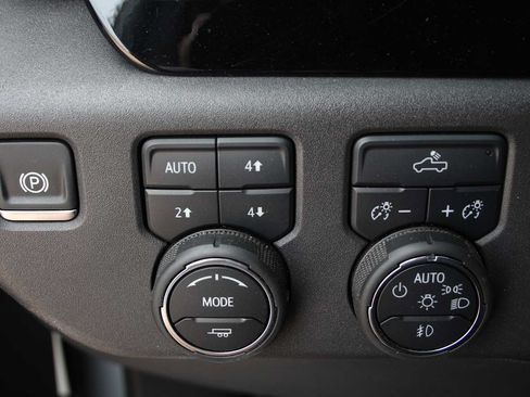 Used 2024 Chevrolet Silverado 1500 LT Trail Boss w/ Convenience Package II AWD/4WD image 38