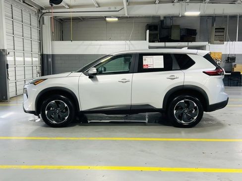 Used 2024 Nissan Rogue SV image 13