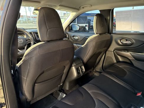 Used 2019 Jeep Cherokee Latitude w/ Popular Appearance Group image 13