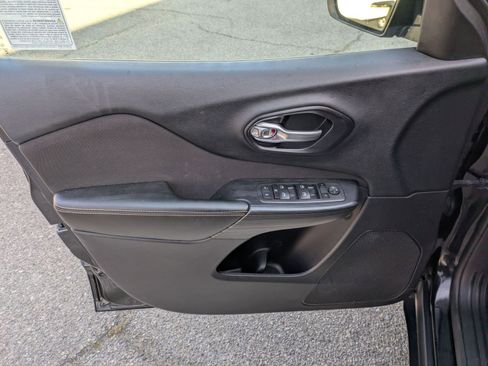 Used 2016 Jeep Cherokee Sport FWD image 10