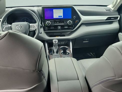 Used 2023 Toyota Highlander Platinum FWD image 10