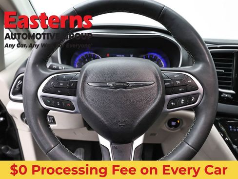 Used 2023 Chrysler Pacifica Touring-L FWD image 10