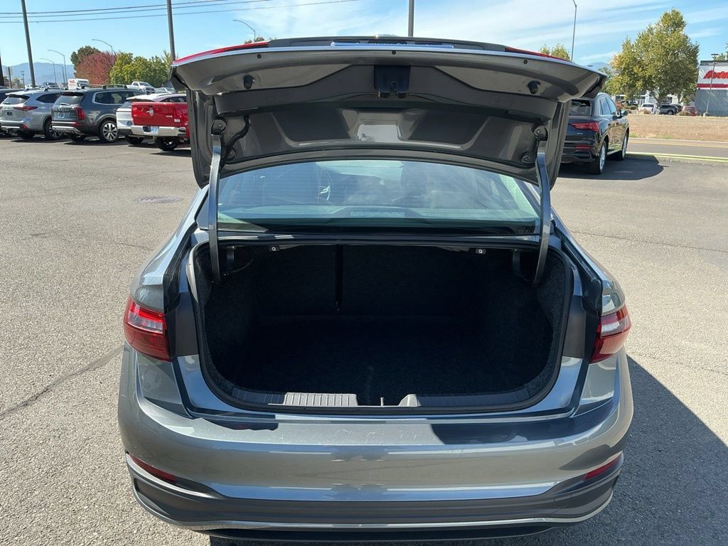 Used 2024 Volkswagen Jetta SE FWD image 27