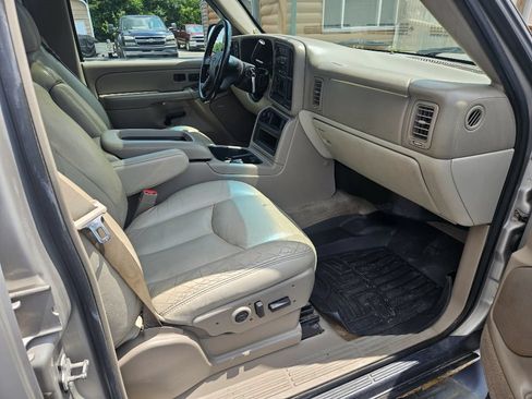 Used 2005 Chevrolet Suburban LT w/ Preferred Equipment Group AWD/4WD image 17