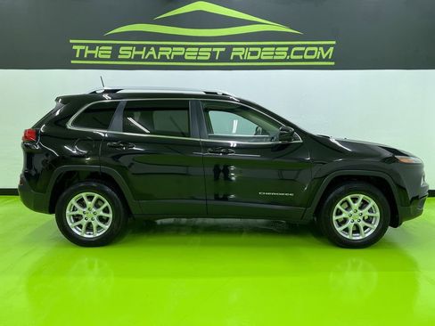 Used 2017 Jeep Cherokee Latitude w/ Comfort & Sound Group AWD/4WD image 10