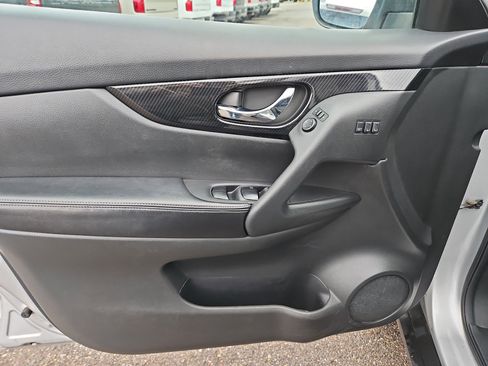 Used 2018 Nissan Rogue SL image 12