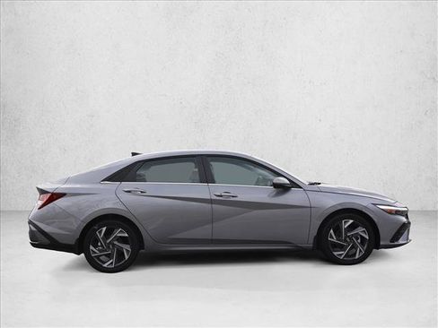 New 2025 Hyundai Elantra SEL FWD image 4