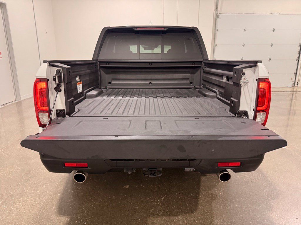 Used 2025 Honda Ridgeline Black Edition image 9