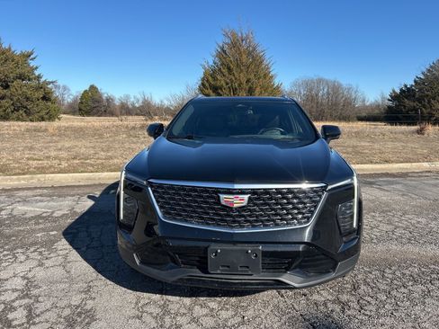 Used 2025 Cadillac XT4 Premium Luxury image 2