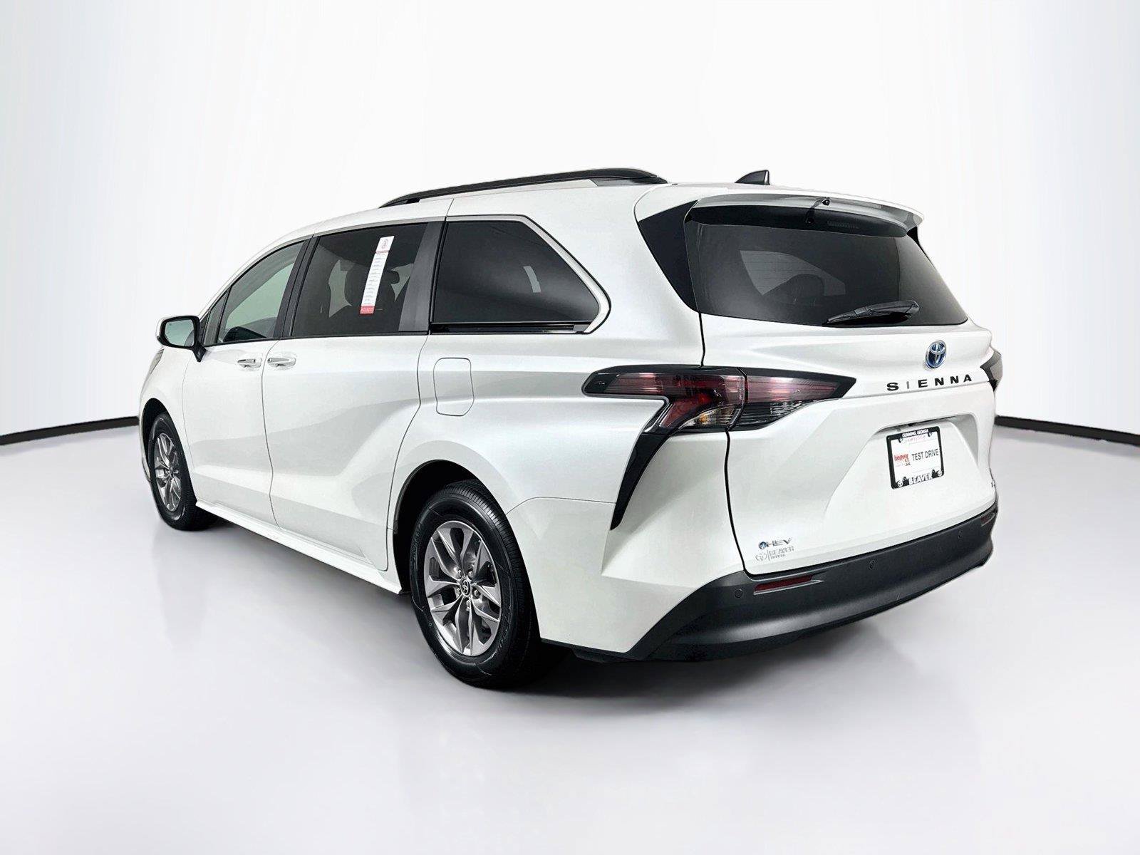 Certified 2025 Toyota Sienna XLE FWD image 13