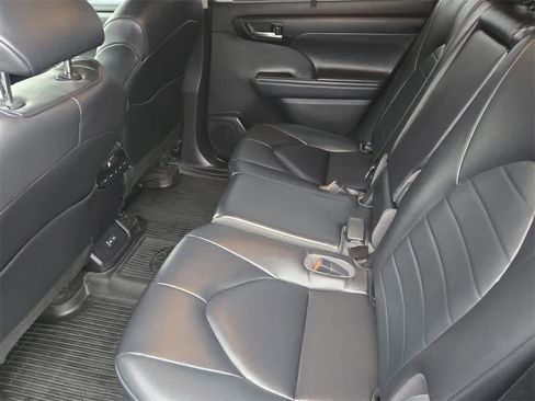 Used 2023 Toyota Highlander XLE image 14