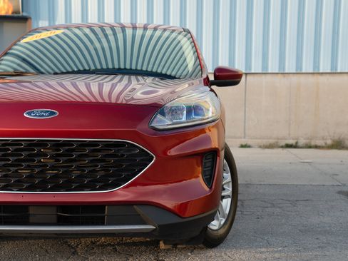 Used 2020 Ford Escape SE image 2