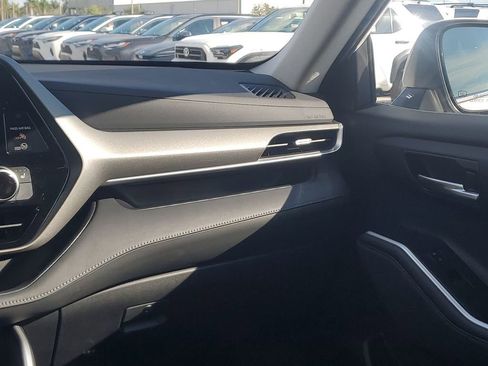 Used 2021 Toyota Highlander XLE image 26