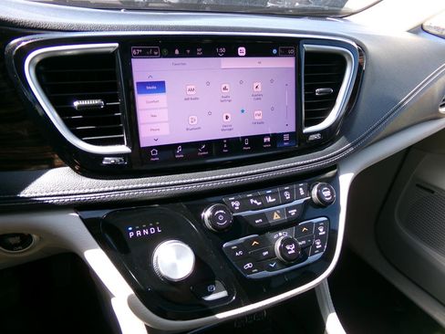 Used 2022 Chrysler Pacifica Limited FWD image 21