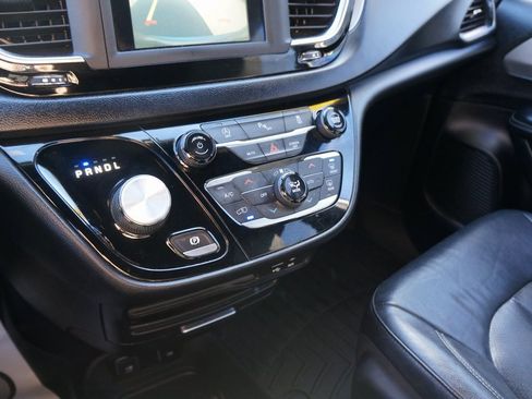 Used 2020 Chrysler Pacifica Touring-L w/ S Appearance Package image 25