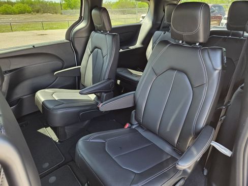 New 2026 Chrysler Pacifica Select FWD image 21