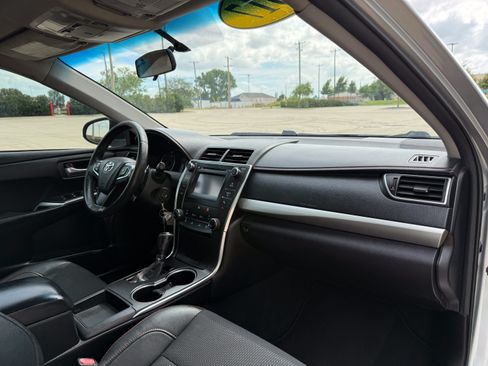 Used 2017 Toyota Camry SE w/ Moonroof Package FWD image 22