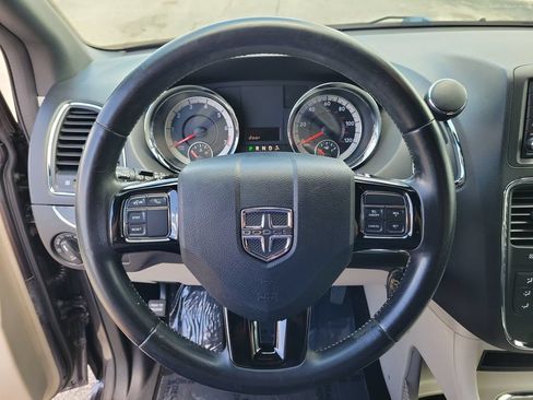 Used 2019 Dodge Grand Caravan SXT FWD image 17