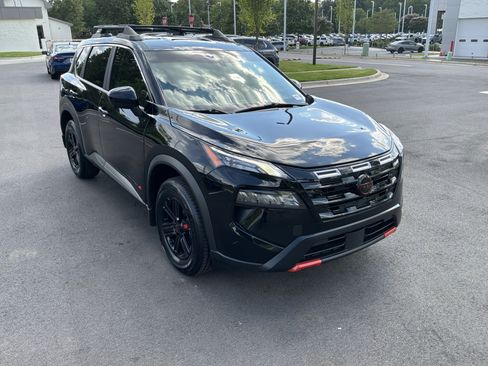Used 2025 Nissan Rogue SV AWD/4WD image 2