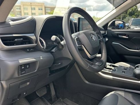 Used 2024 Toyota Highlander XLE FWD image 10