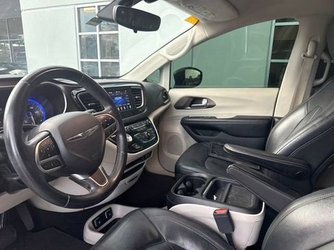 Used 2018 Chrysler Pacifica Touring-L FWD image 7