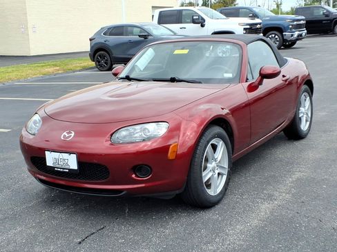 Used 2006 MAZDA MX-5 Miata RWD image 2