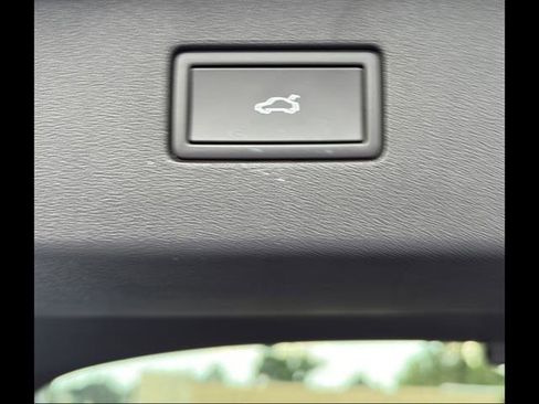 New 2025 Volkswagen Tiguan SE image 12