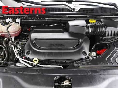 Used 2023 Chrysler Pacifica Touring-L FWD image 7